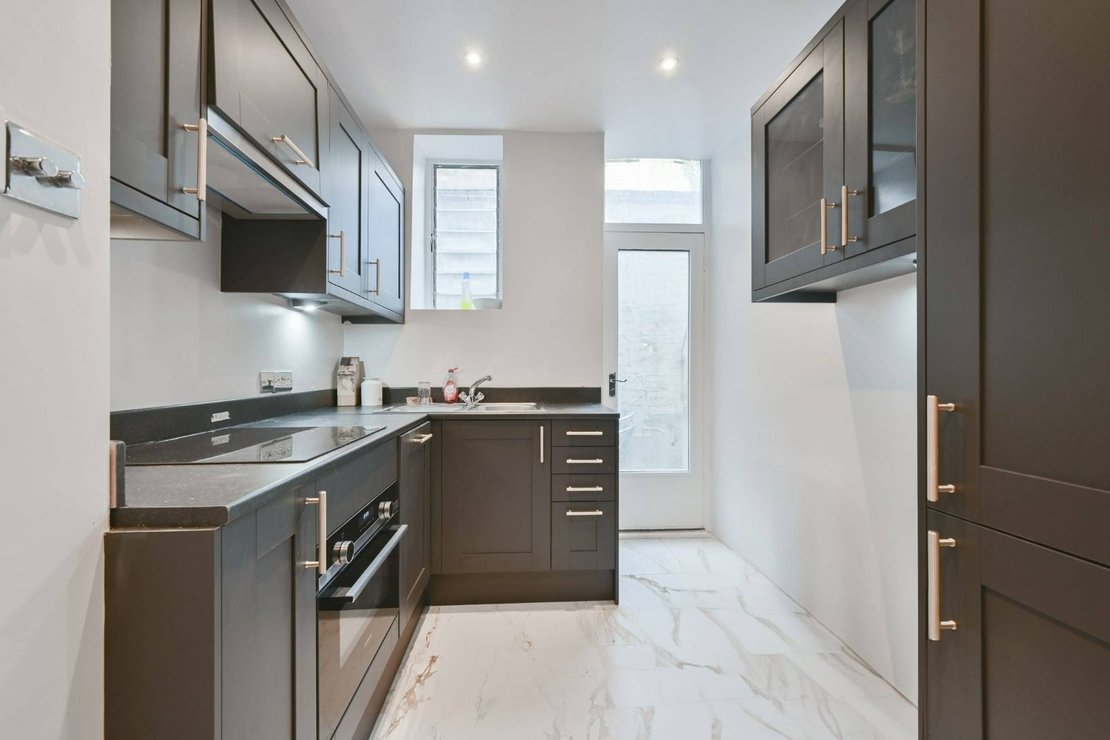 1 bedroom Flat to rent in Clevedon House-view2