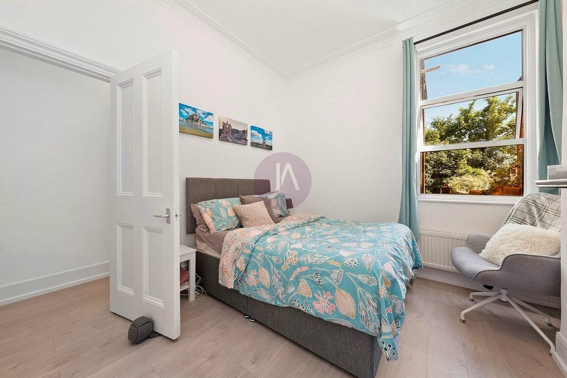 2 bedroom Flat to rent in Clifford Gardens-view8