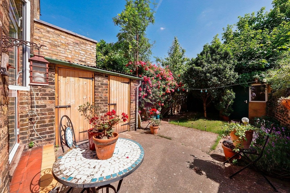 2 bedroom Flat to rent in Clifford Gardens-view3