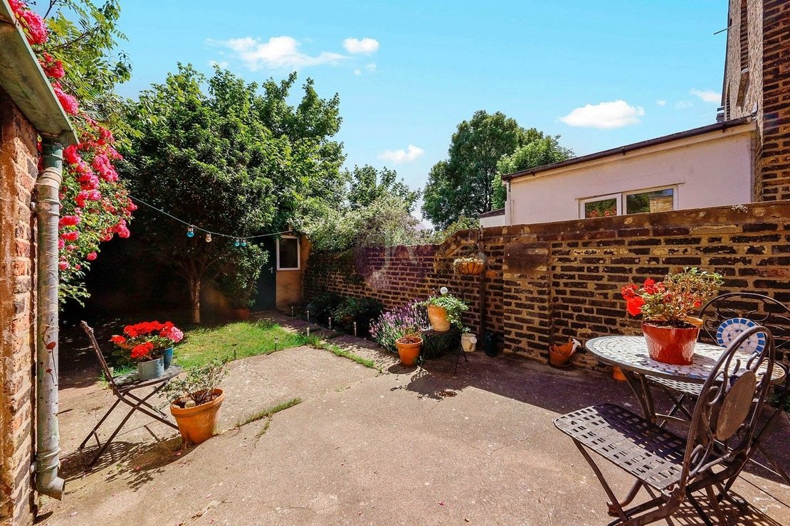 2 bedroom Flat to rent in Clifford Gardens-view12