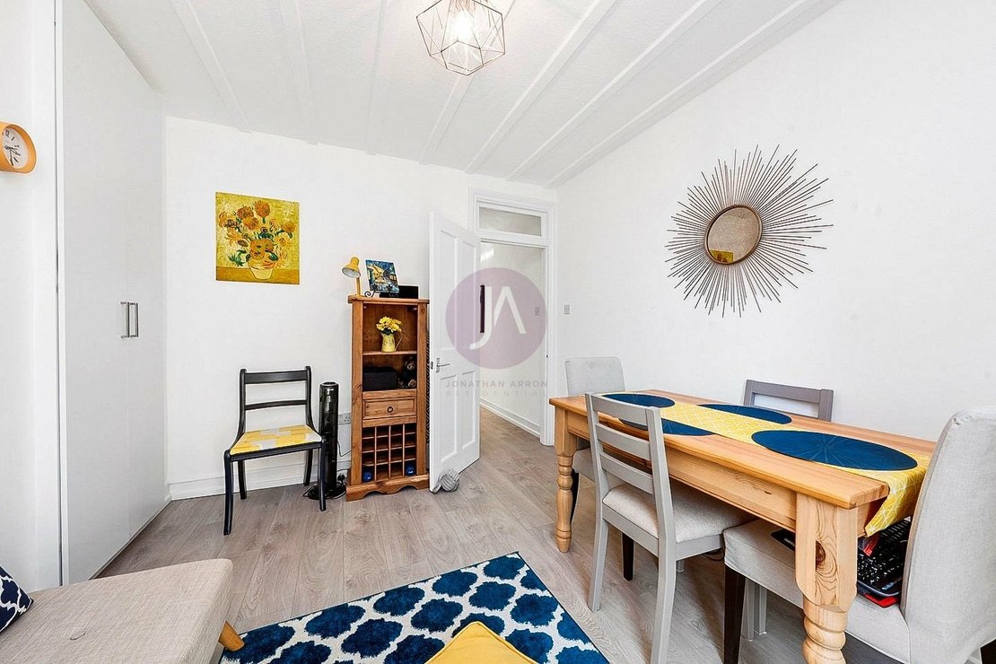 2 bedroom Flat to rent in Clifford Gardens-view6