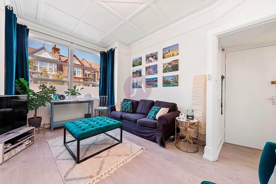 2 bedroom Flat to rent in Clifford Gardens-view4