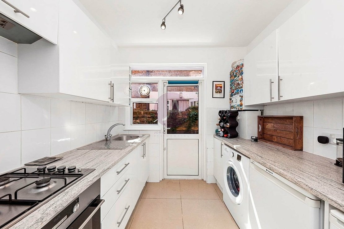 2 bedroom Flat to rent in Clifford Gardens-view7