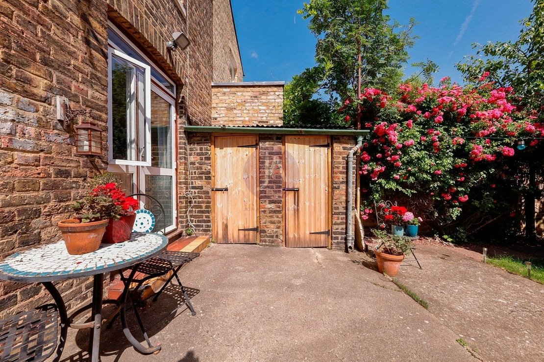 2 bedroom Flat to rent in Clifford Gardens-view11