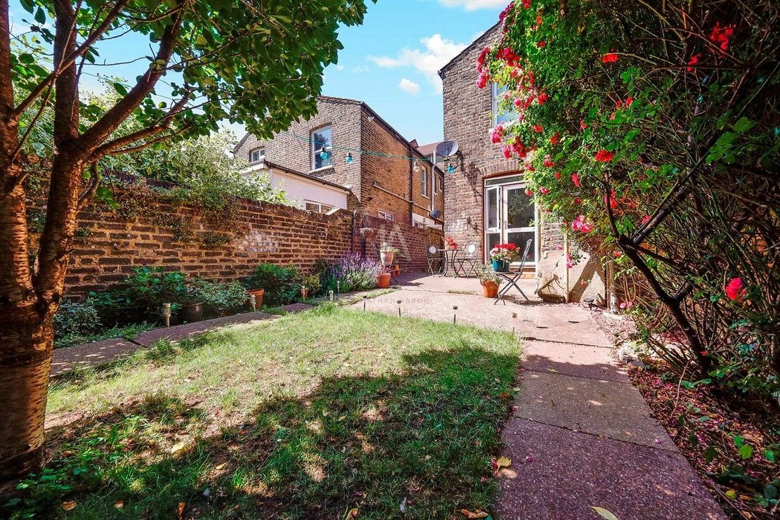 2 bedroom Flat to rent in Clifford Gardens-view13