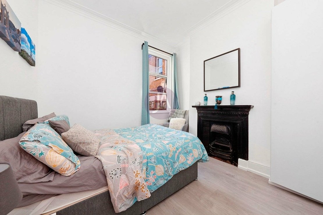 2 bedroom Flat to rent in Clifford Gardens-view9