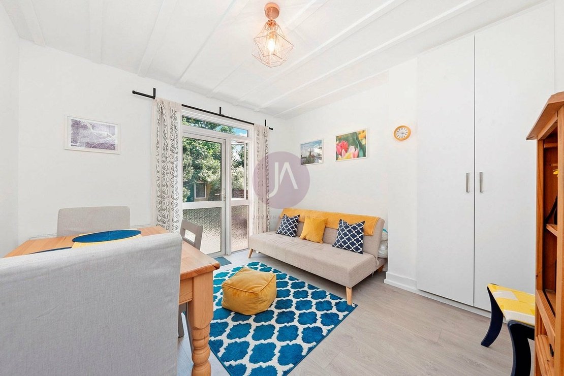 2 bedroom Flat to rent in Clifford Gardens-view5