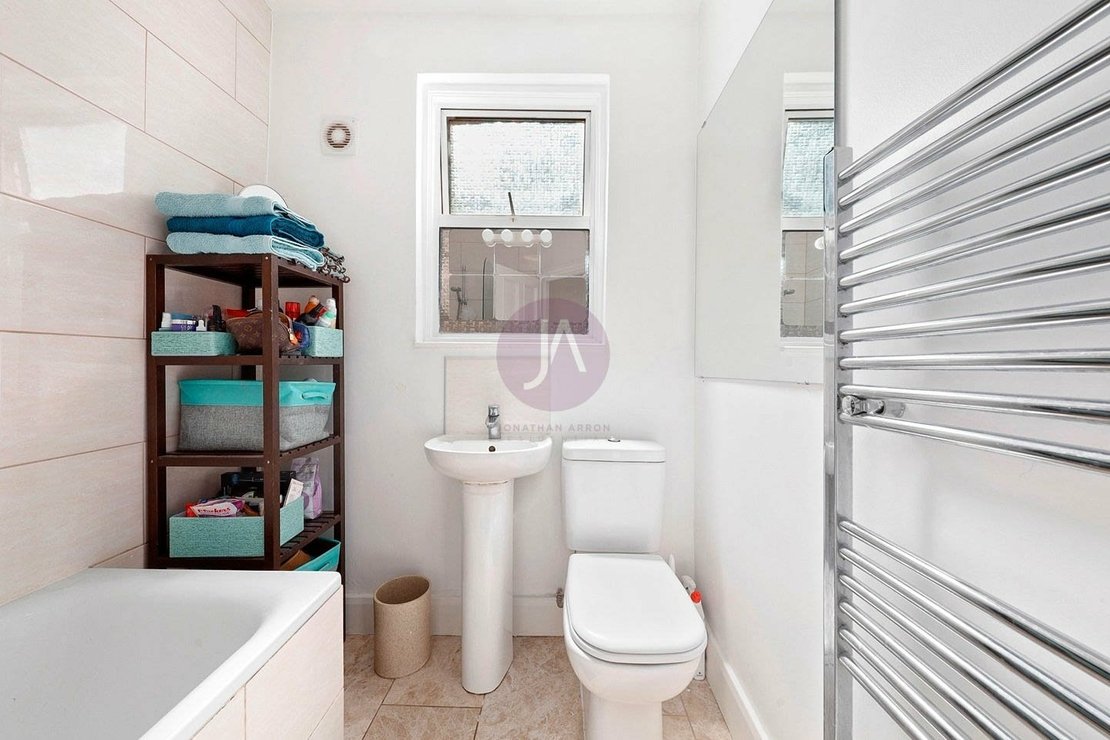 2 bedroom Flat to rent in Clifford Gardens-view10