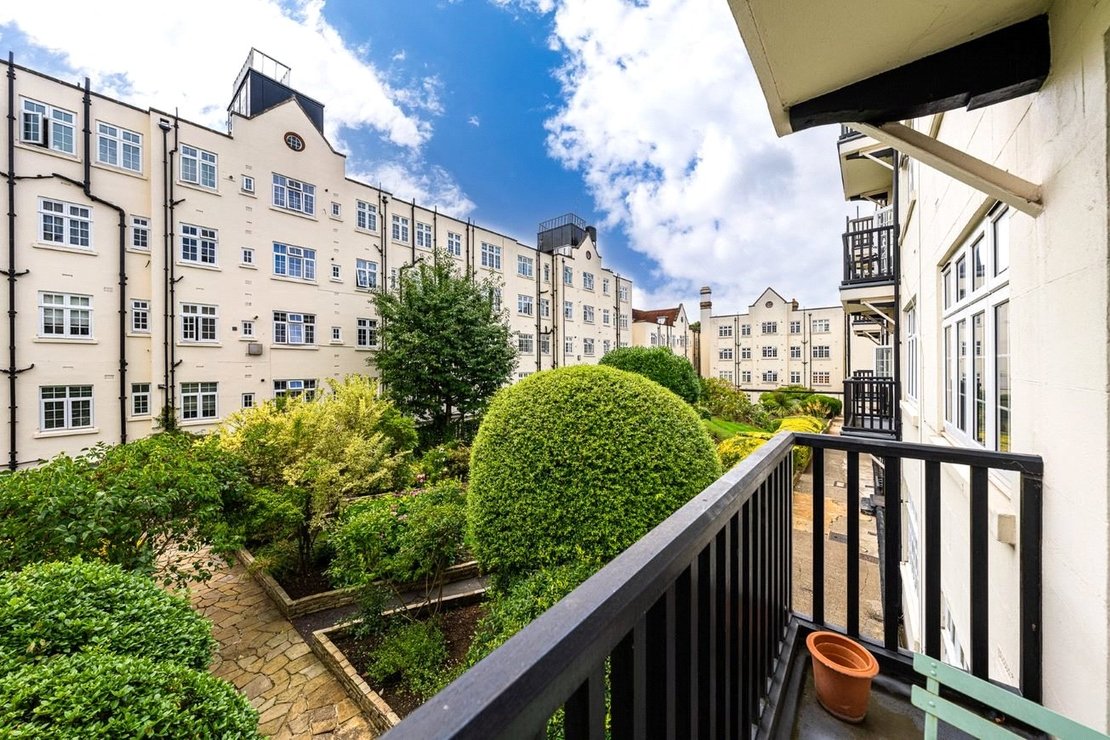 2 bedroom Flat to rent in Clifton Court-view6