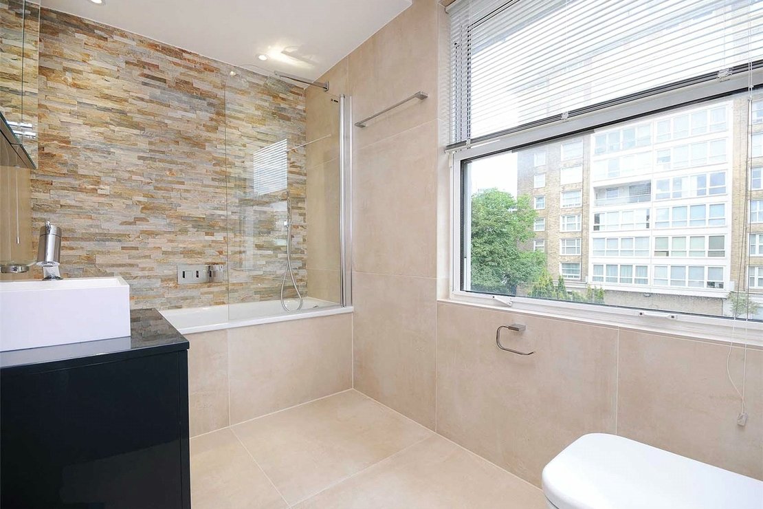 4 bedroom House to rent in Court Close-view10