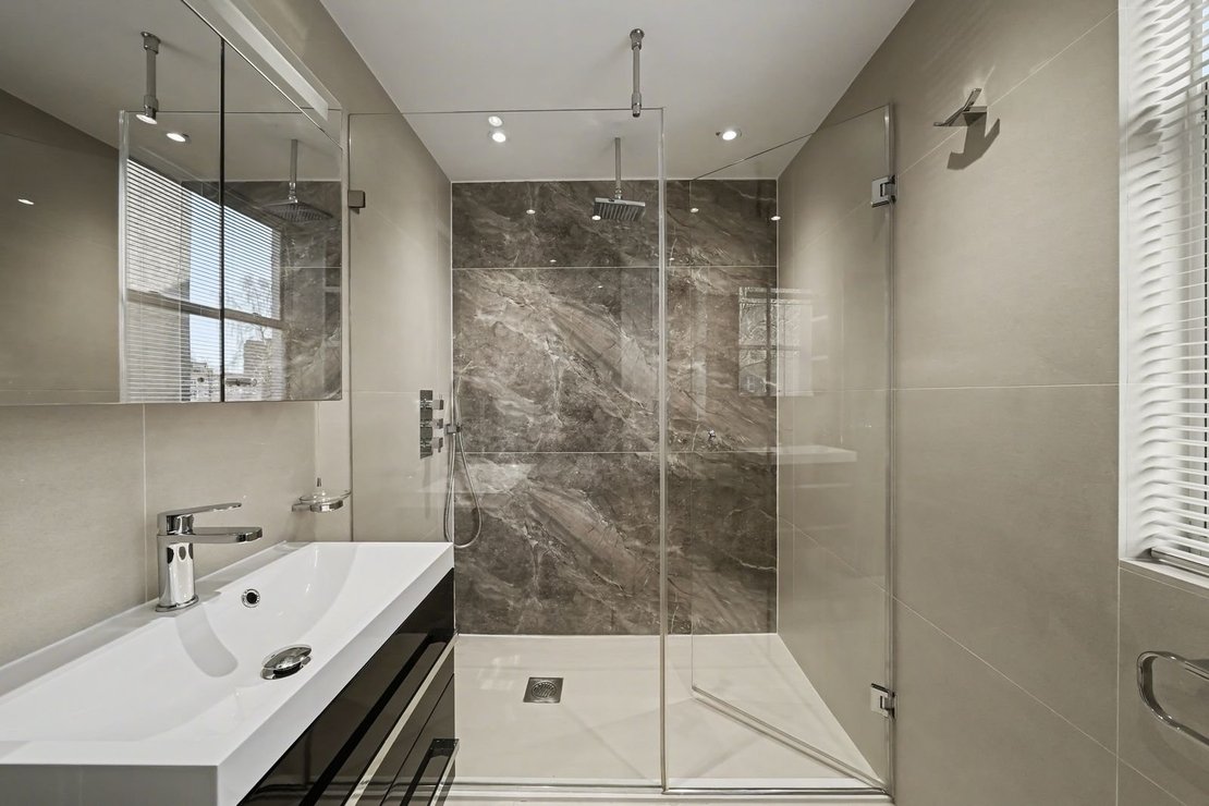 4 bedroom House to rent in Court Close-view11