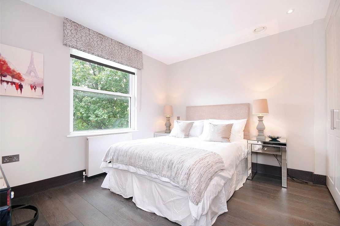 4 bedroom House to rent in Court Close-view9