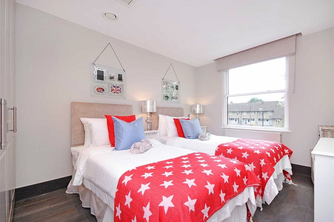 4 bedroom House to rent in Court Close-view13