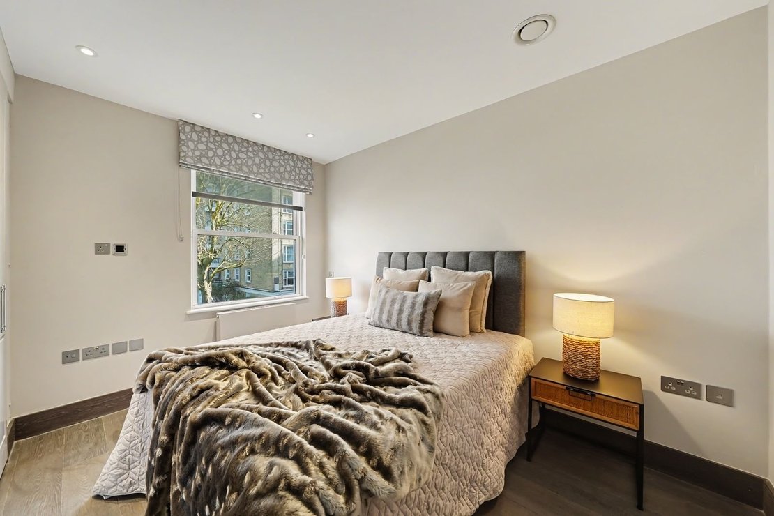 4 bedroom House to rent in Court Close-view7