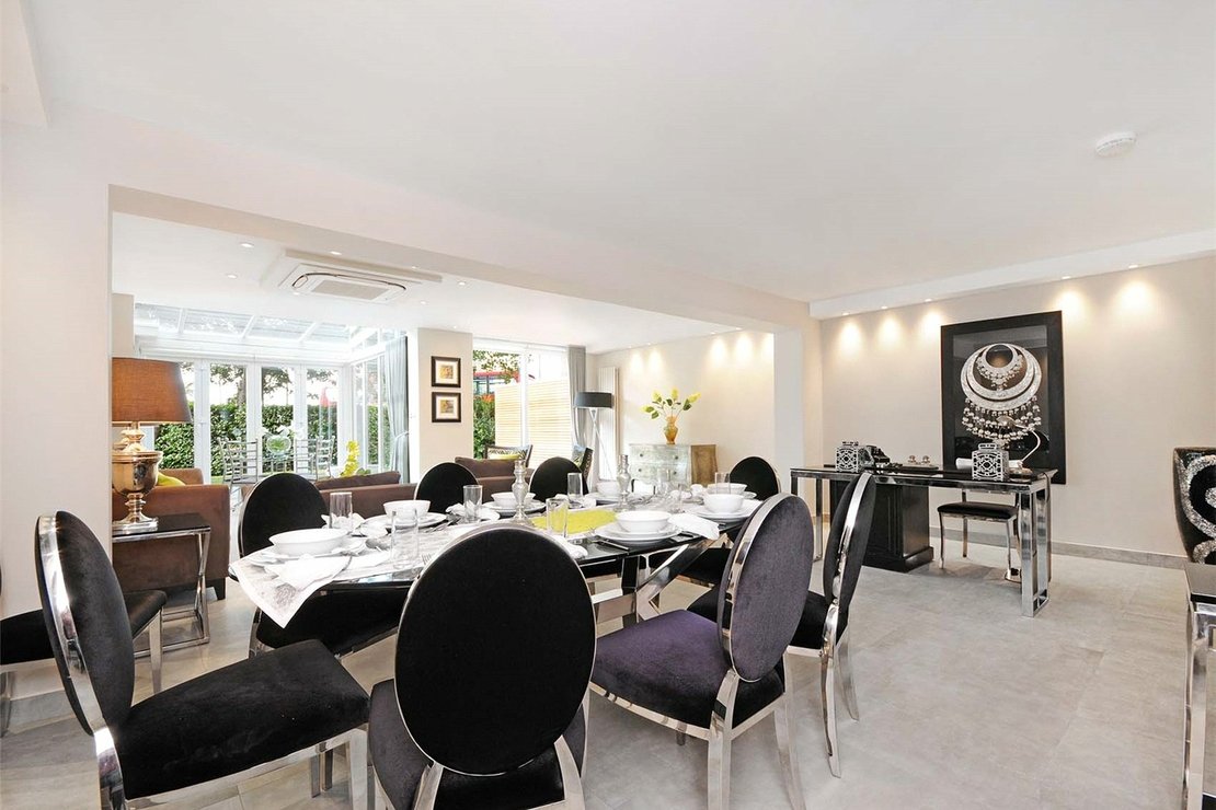 4 bedroom House to rent in Court Close-view2