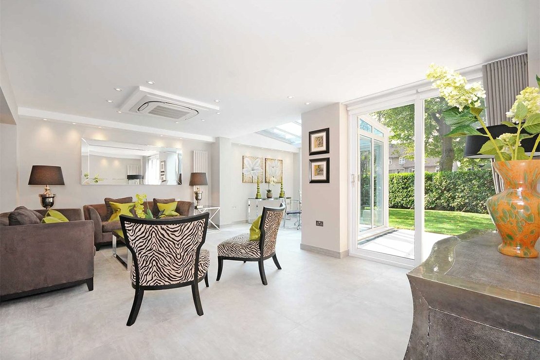 4 bedroom House to rent in Court Close-view5