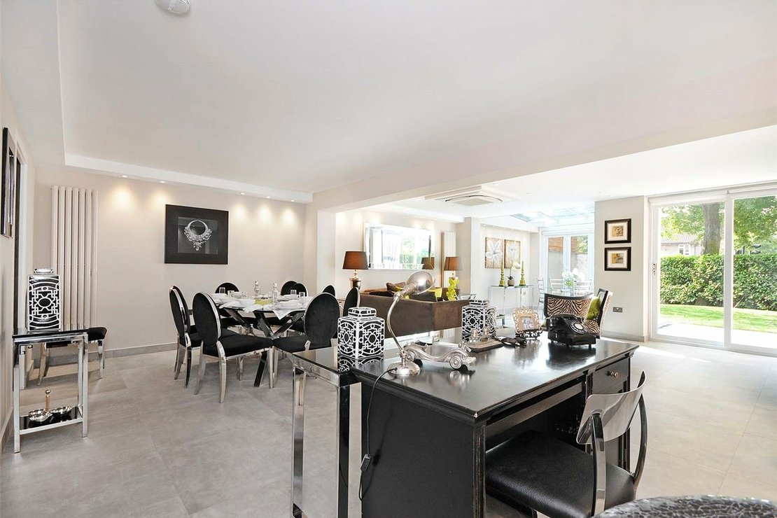4 bedroom House to rent in Court Close-view3