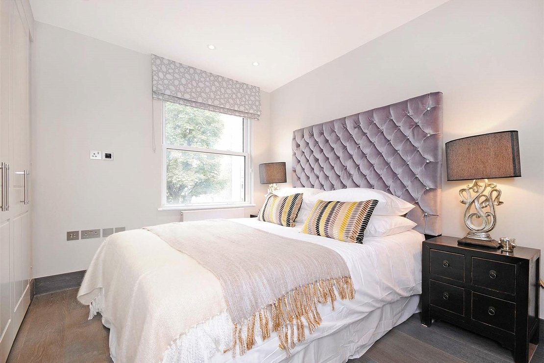 4 bedroom House to rent in Court Close-view11