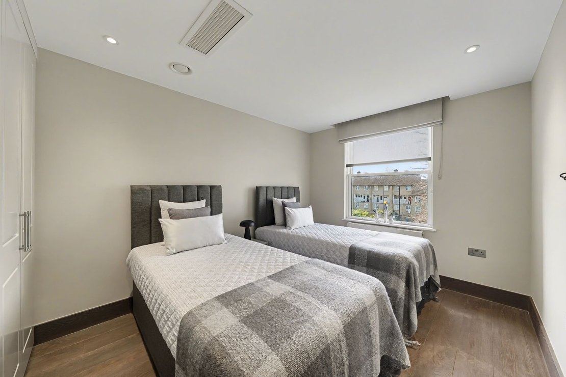 4 bedroom House to rent in Court Close-view9