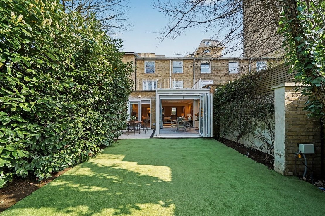 4 bedroom House to rent in Court Close-view5