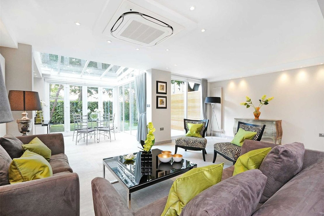 4 bedroom House to rent in Court Close-view1