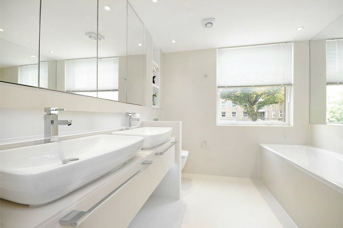 4 bedroom House to rent in Court Close-view8