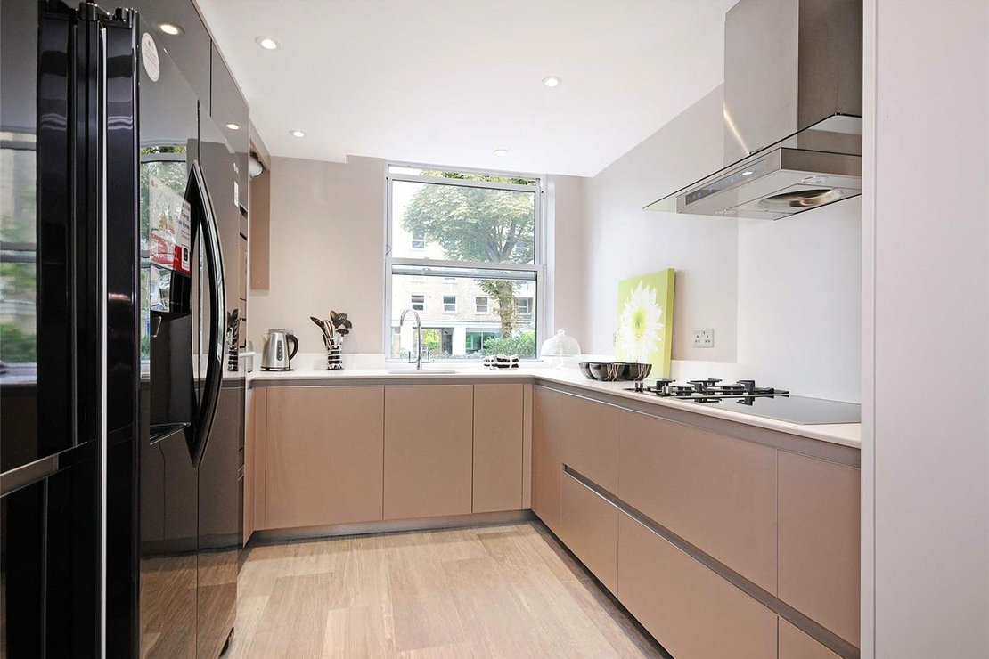 4 bedroom House to rent in Court Close-view6