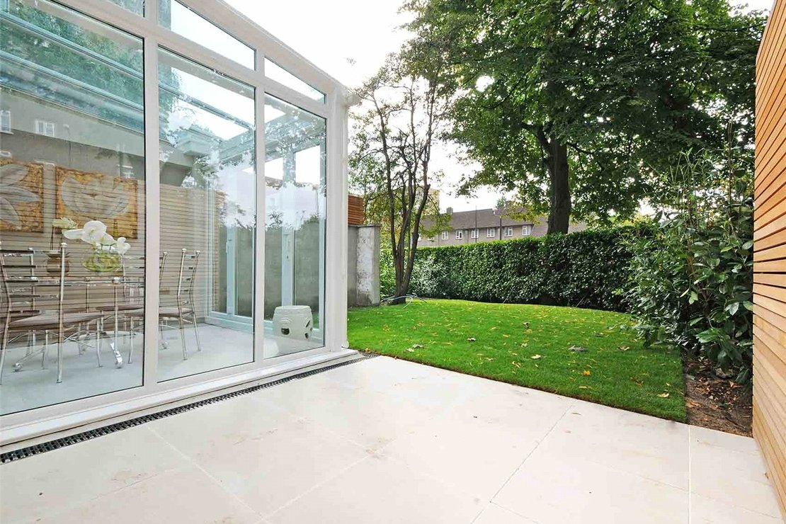 4 bedroom House to rent in Court Close-view14