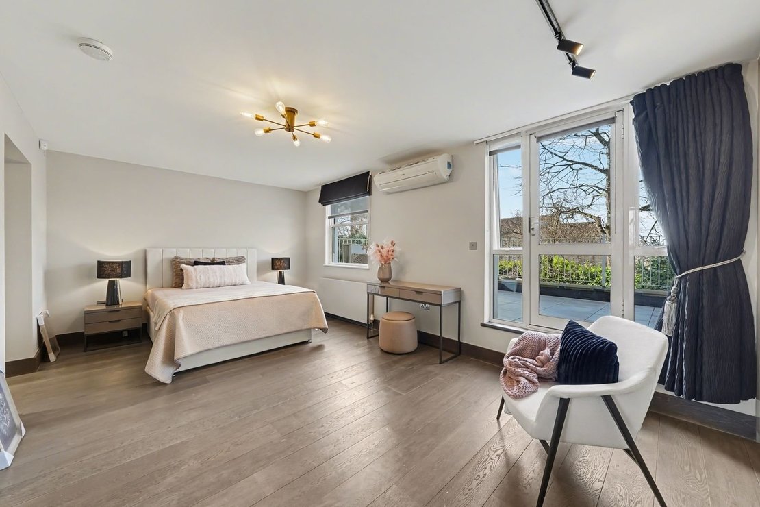 4 bedroom House to rent in Court Close-view6