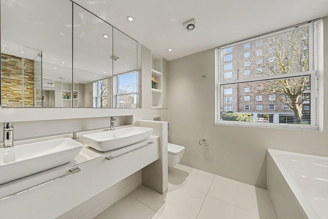 4 bedroom House to rent in Court Close-view10