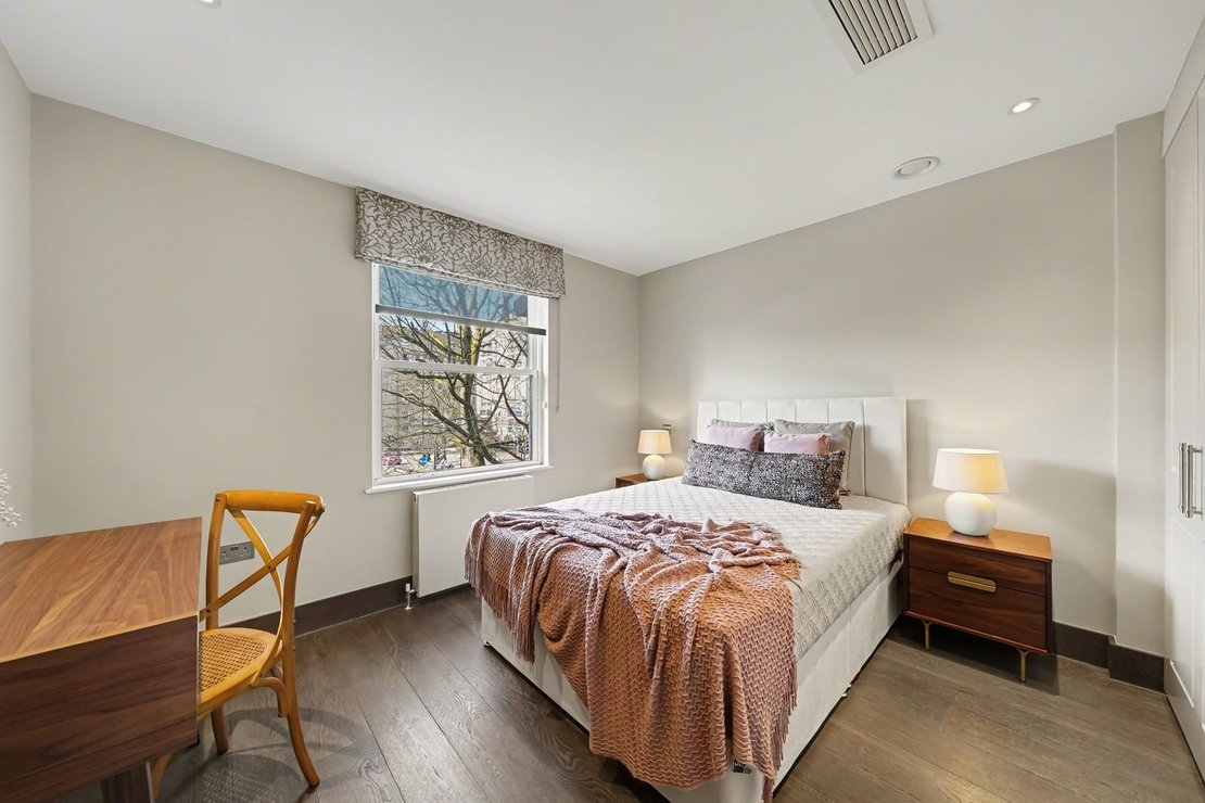 4 bedroom House to rent in Court Close-view8