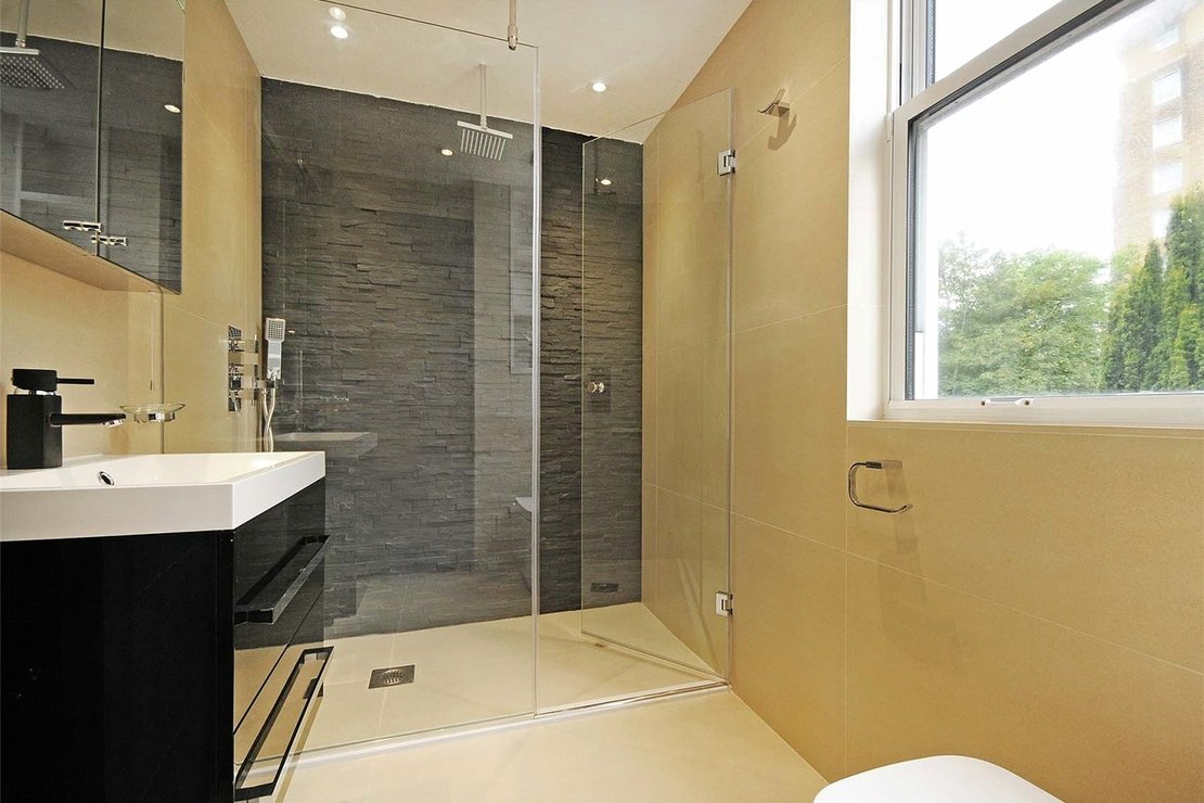 4 bedroom House to rent in Court Close-view12