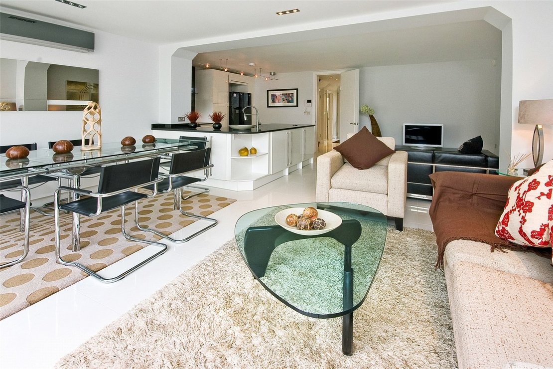 5 bedroom House,Newhome to rent in Court Close-view2
