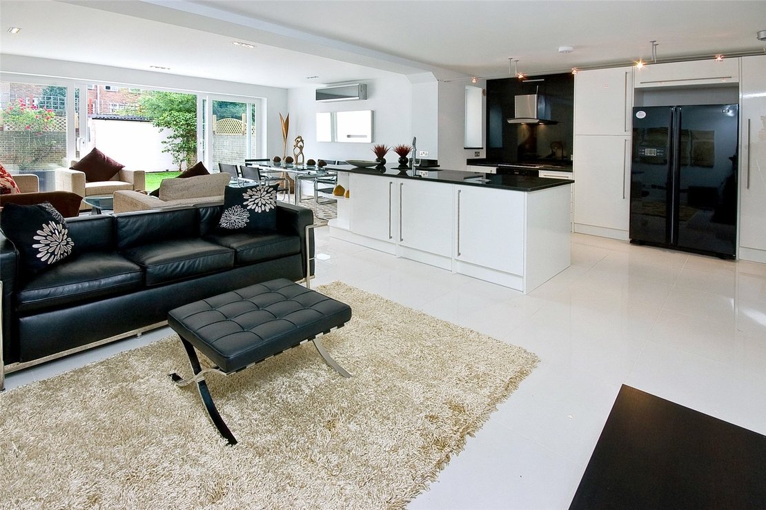 5 bedroom House,Newhome to rent in Court Close-view1
