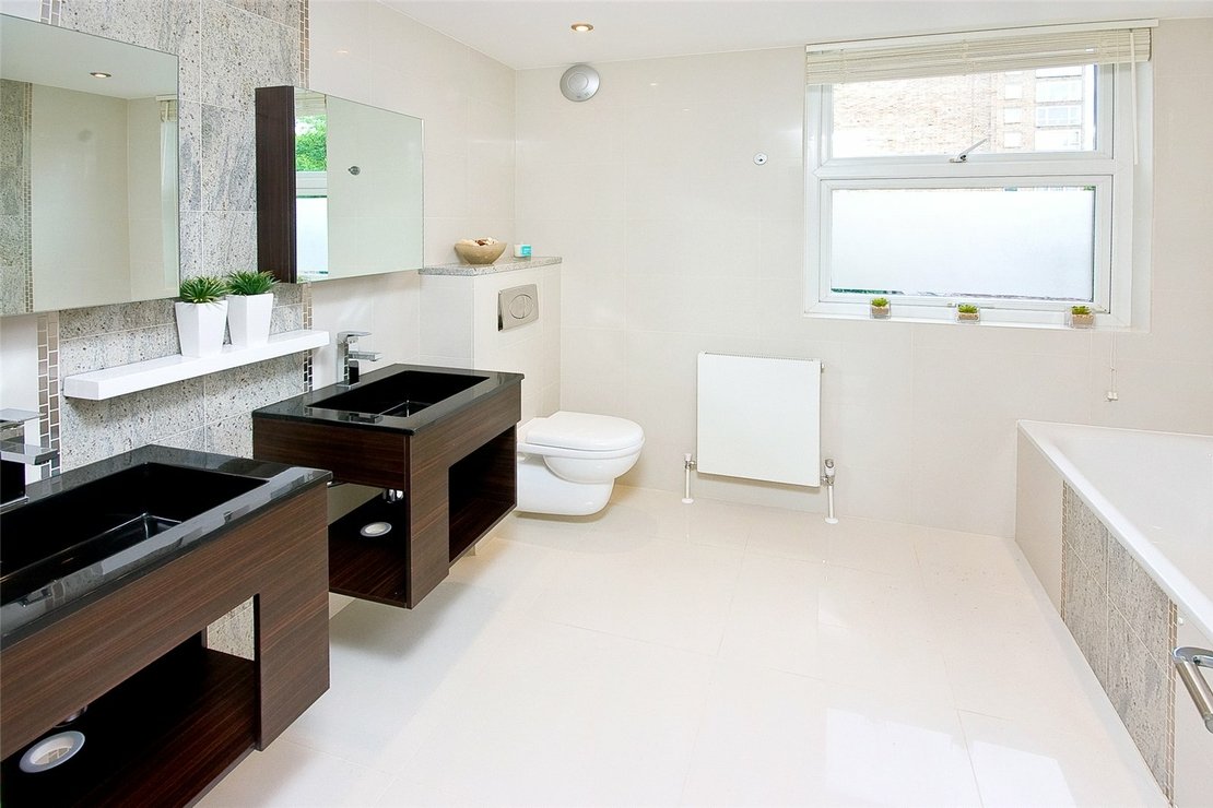 5 bedroom House,Newhome to rent in Court Close-view5