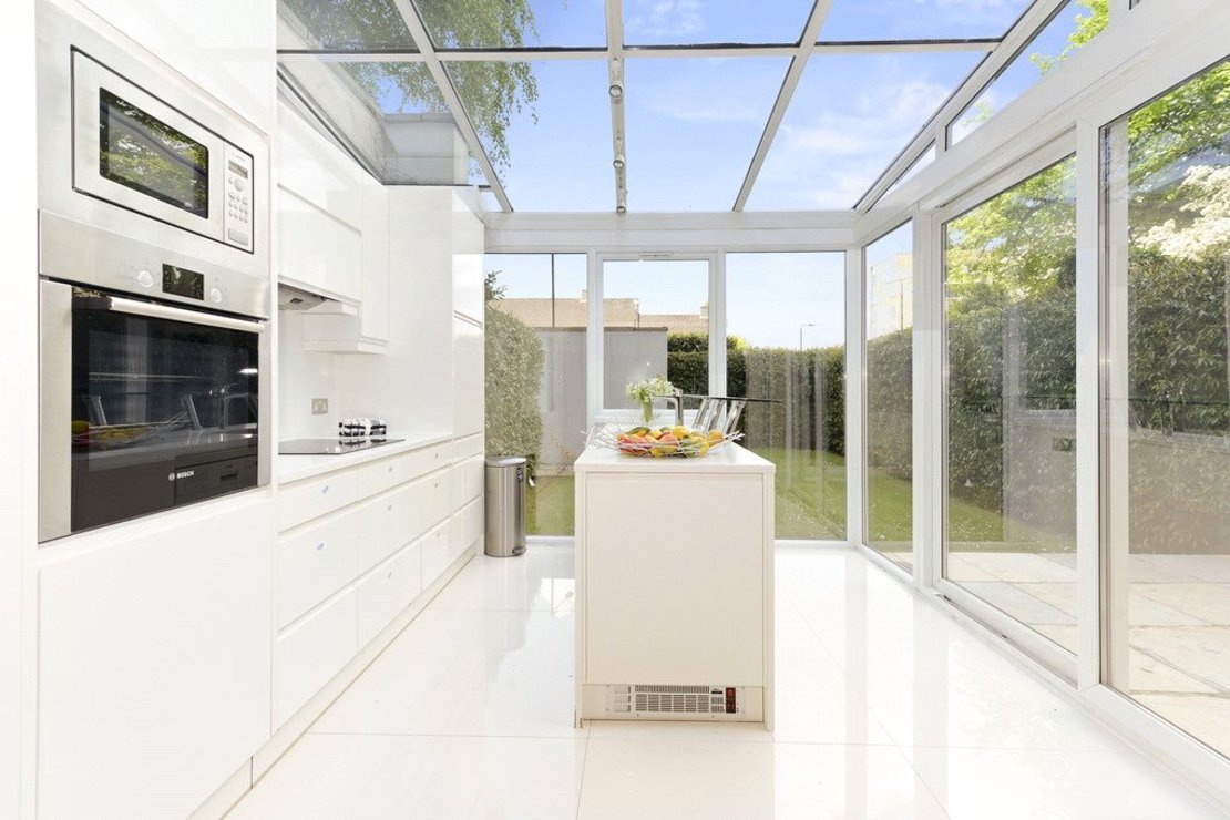 4 bedroom House to rent in Court Close-view3
