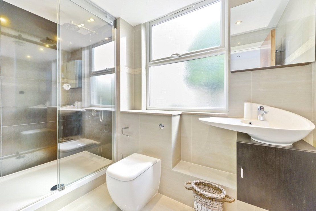 4 bedroom House to rent in Court Close-view8