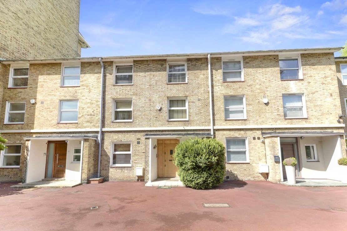 4 bedroom House to rent in Court Close-view9