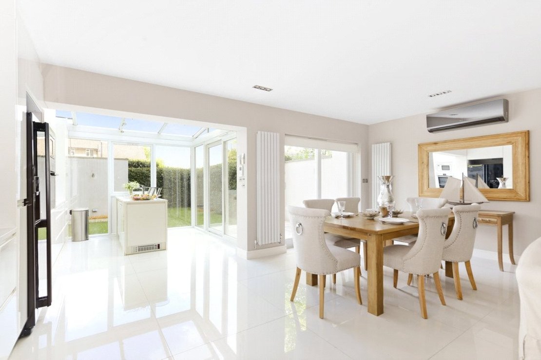 4 bedroom House to rent in Court Close-view2