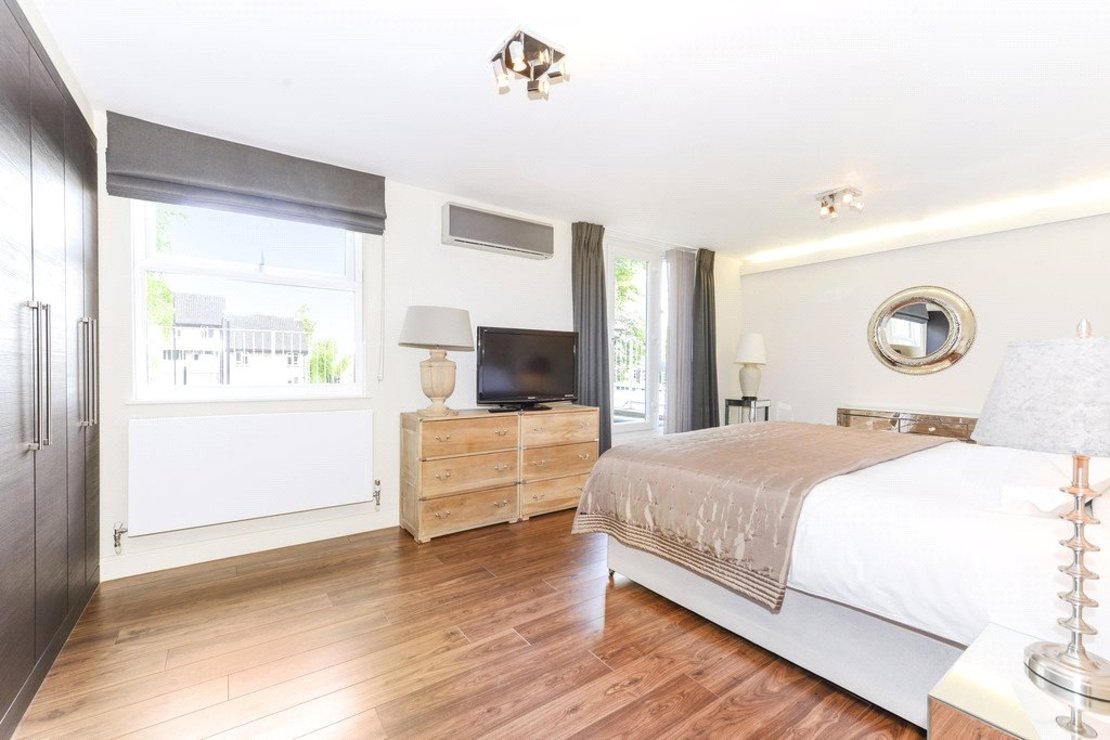 4 bedroom House to rent in Court Close-view5