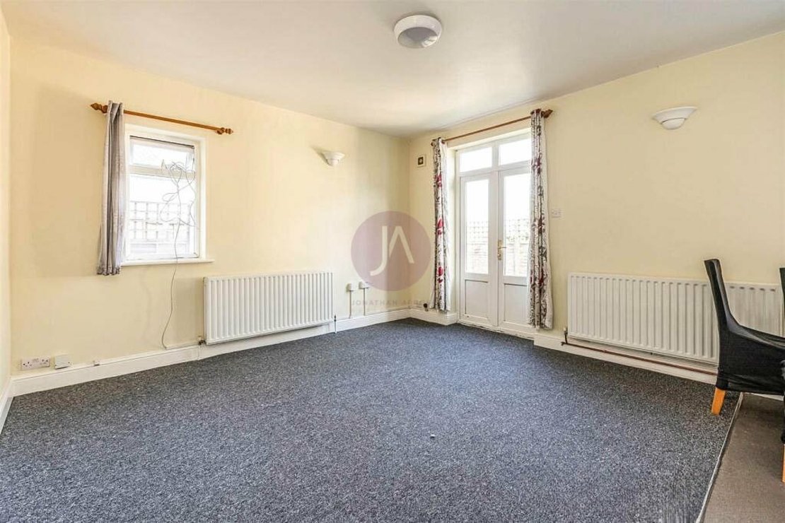 3 bedroom Flat to rent in Crescent Road-view6