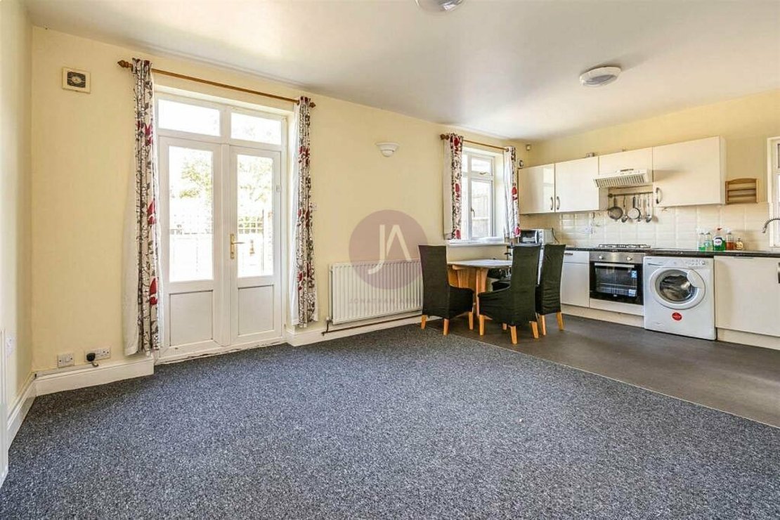 3 bedroom Flat to rent in Crescent Road-view4