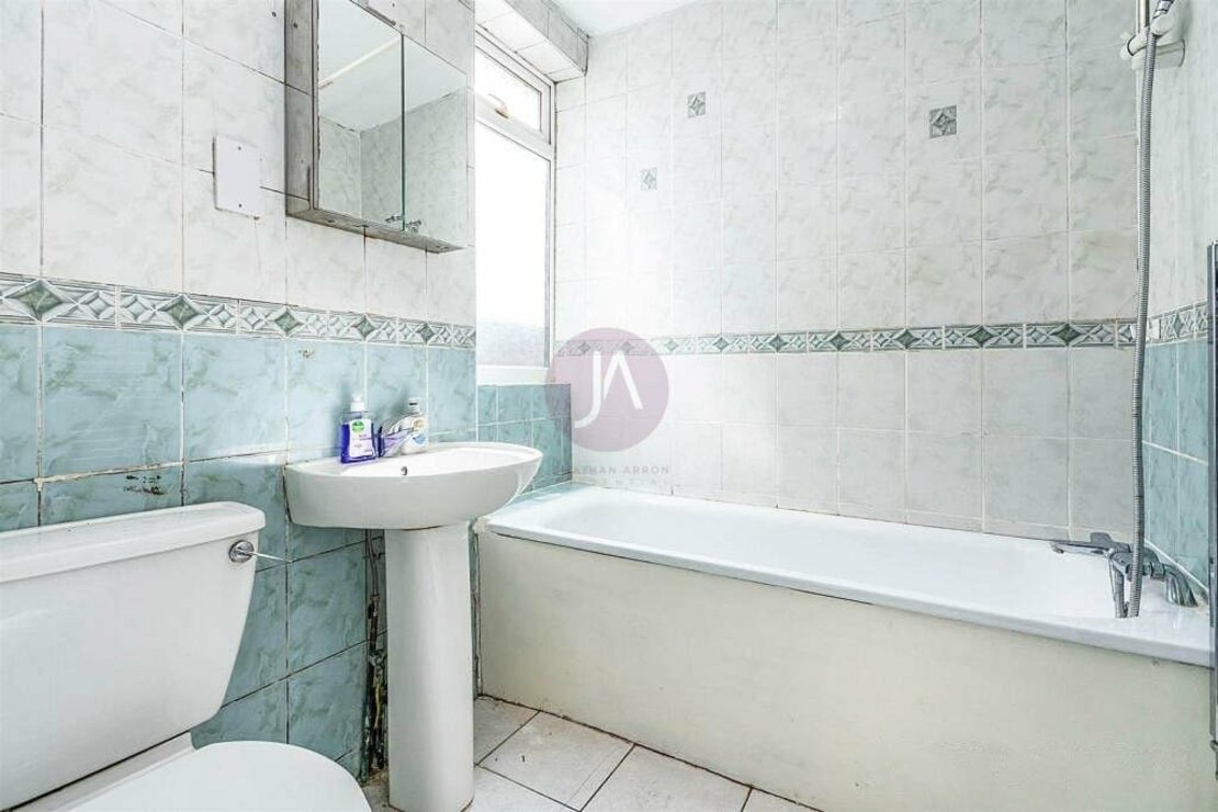 3 bedroom Flat to rent in Crescent Road-view9