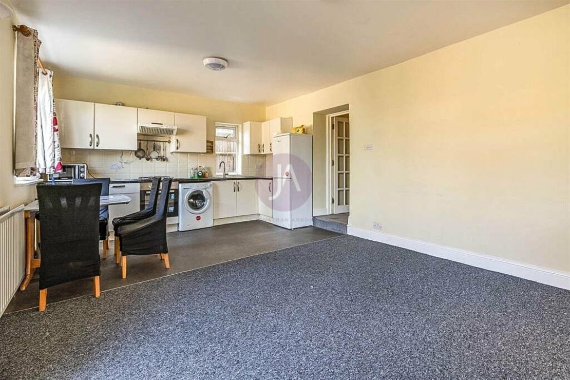 3 bedroom Flat to rent in Crescent Road-view1