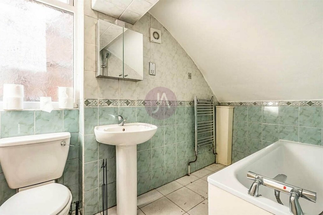 3 bedroom Flat to rent in Crescent Road-view8