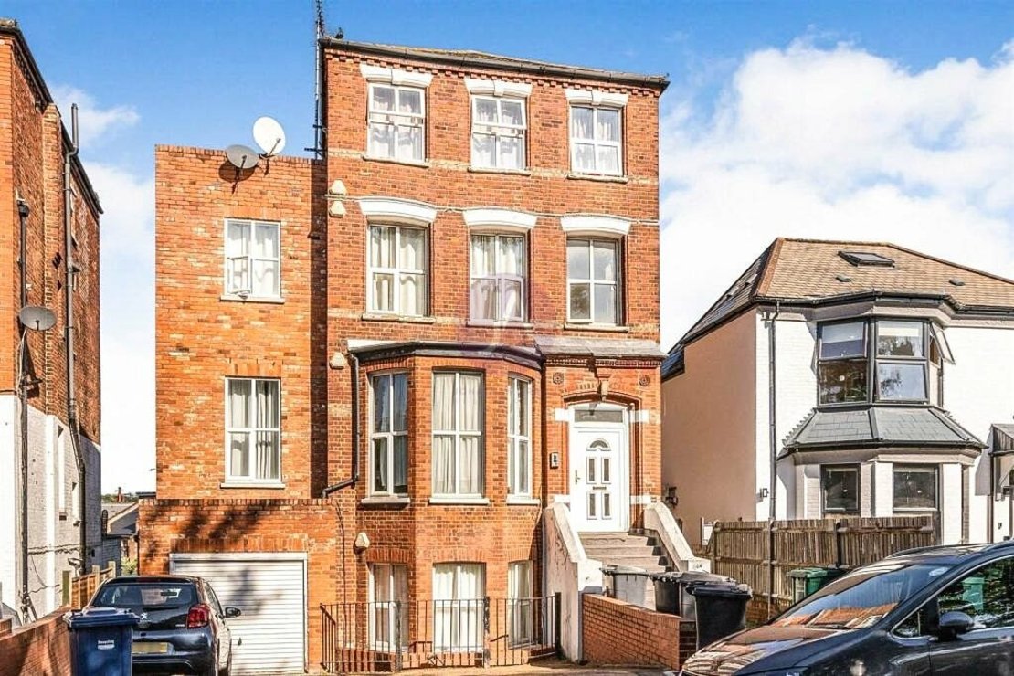 3 bedroom Flat to rent in Crescent Road-view2