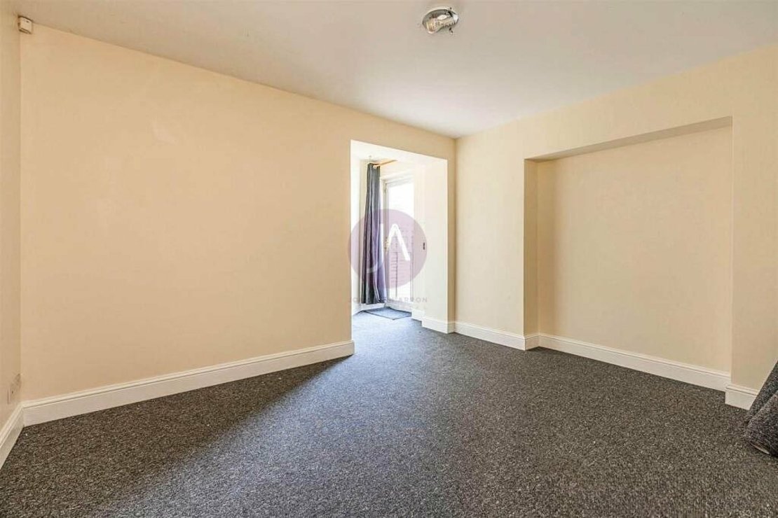 3 bedroom Flat to rent in Crescent Road-view5