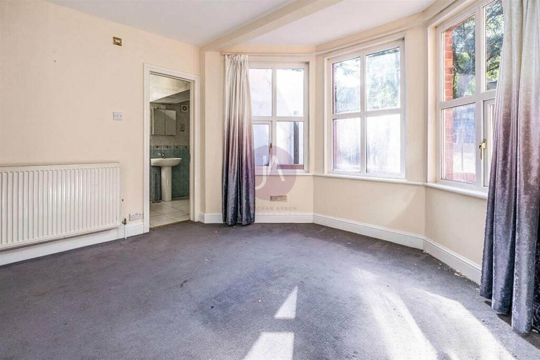 3 bedroom Flat to rent in Crescent Road-view7