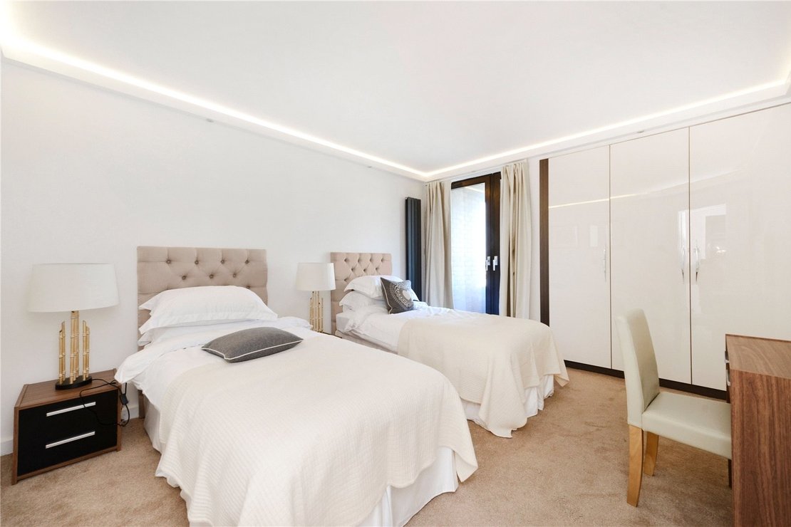 2 bedroom Flat to rent in Cresta House-view13