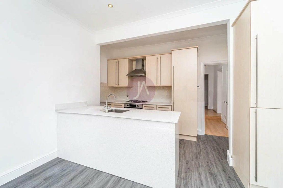3 bedroom Flat to rent in Cromwell Place-view5